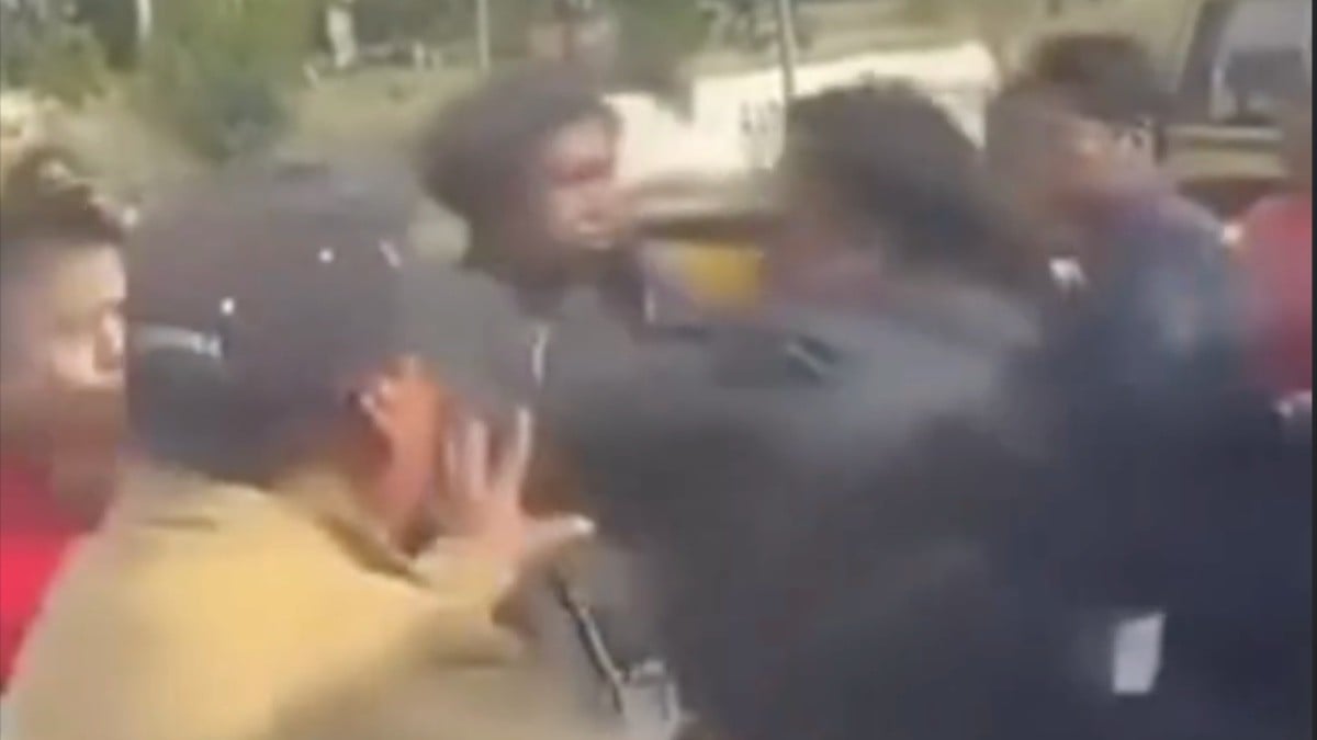 VIDEO Golpean al chofer y pasajeros se bajan a defenderlo