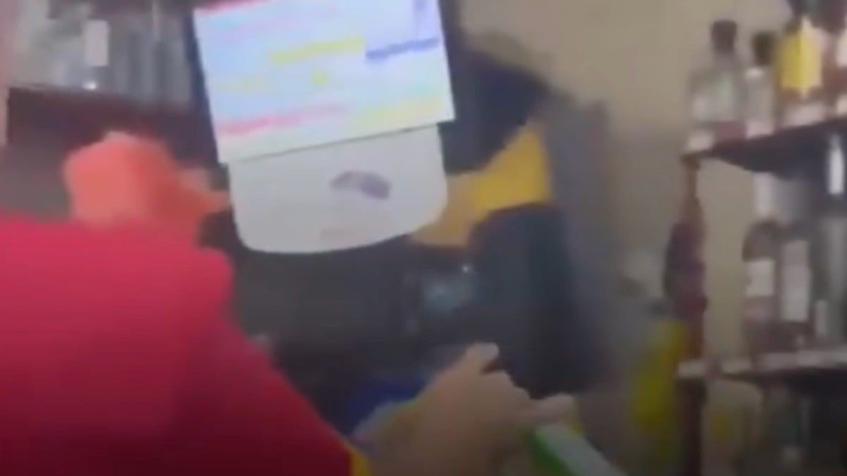 VIDEO ¡Ah que bonita! Deja su tarjeta y sorprende a cajera usándola