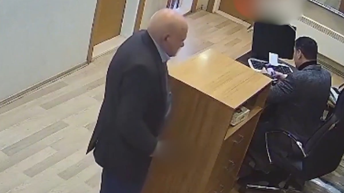 VIDEO ¡Sin mediar palabra! Adulto mayor ataca a funcionario municipal con un cuchillo