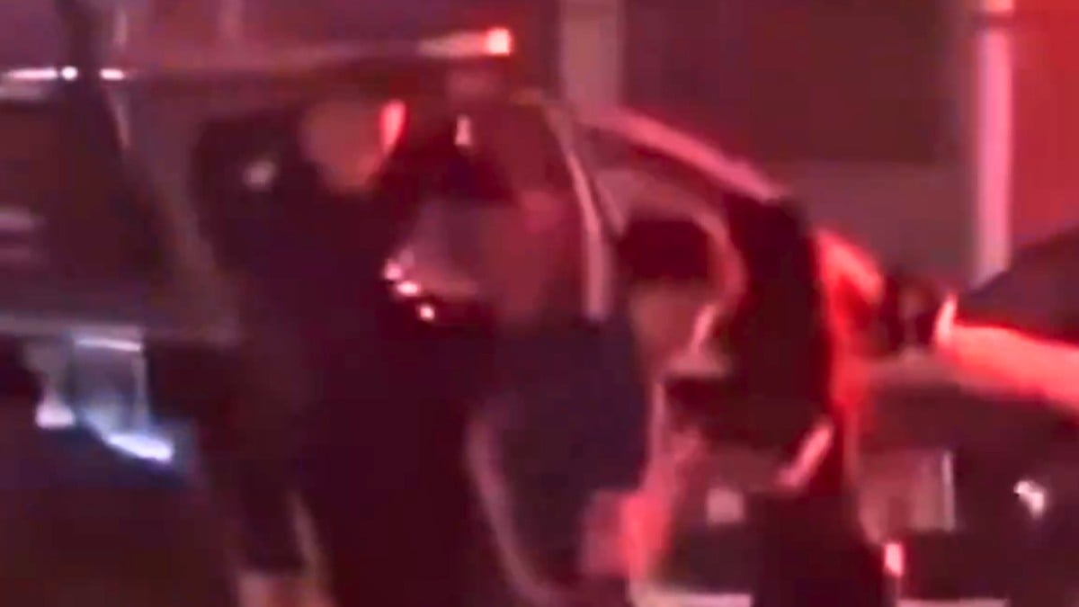 VIDEO ¡Lo ayudó a escapar! Mujer abre la puerta de la patrulla y permite que joven huya