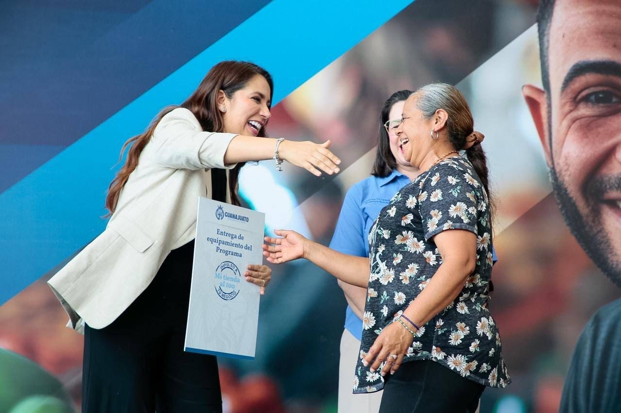 Entregan cheques a familias leonesas