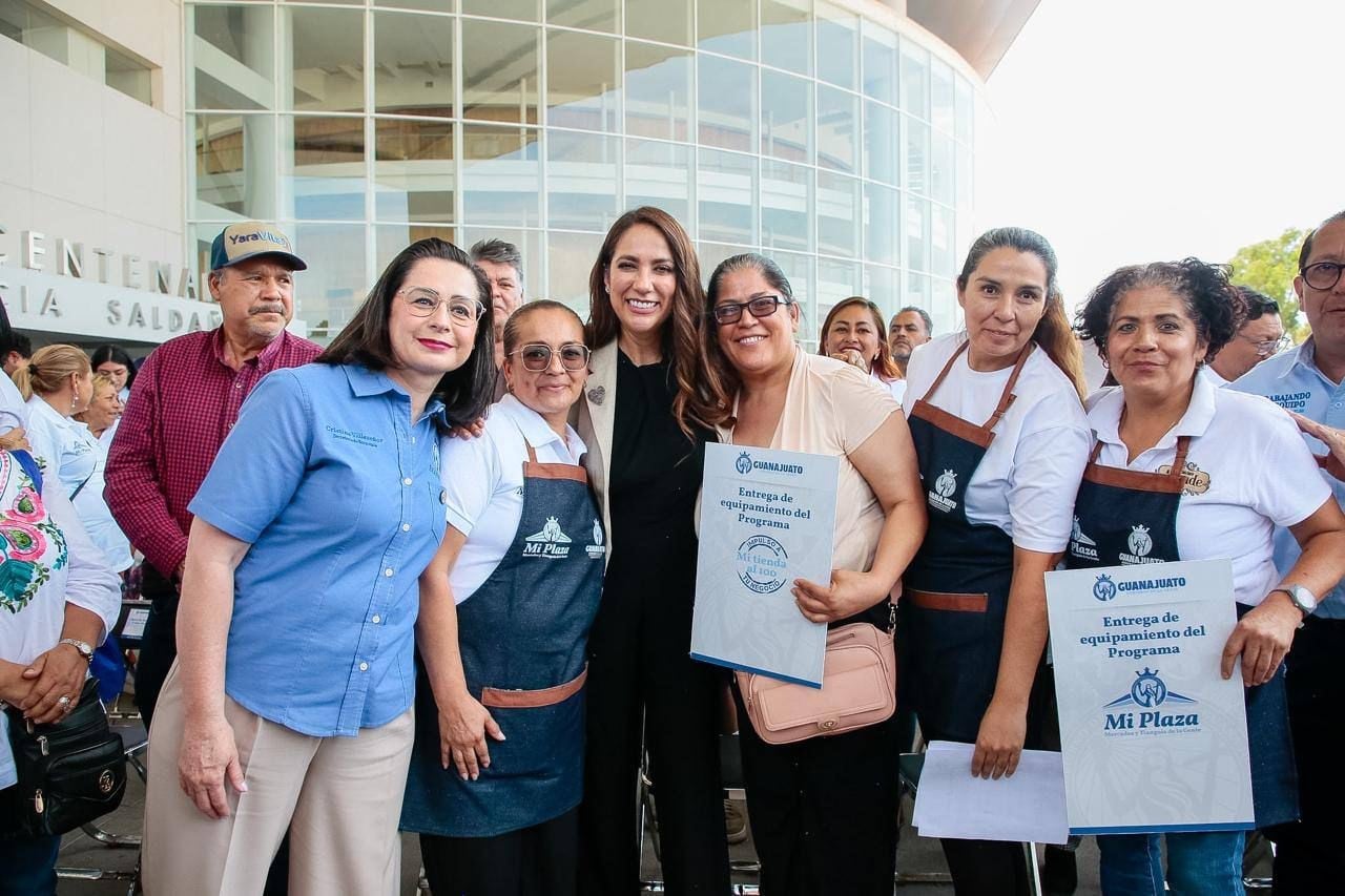 Entregan cheques a familias leonesas