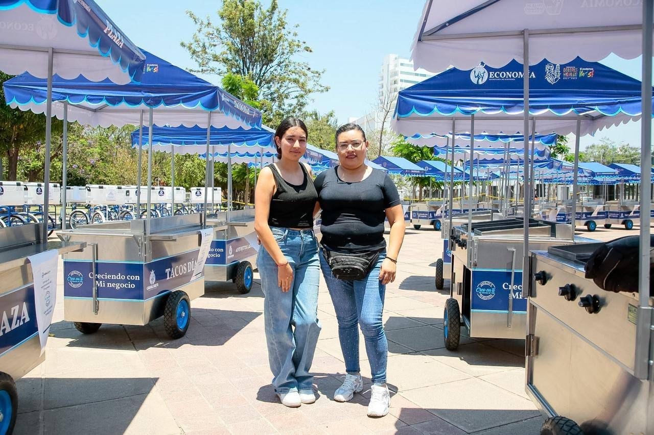 Entregan cheques a familias leonesas