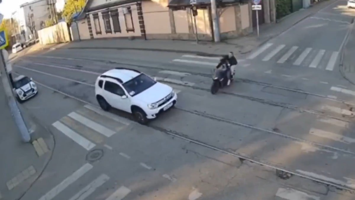VIDEO ¡Trágico choque! Motociclistas se impactan contra un auto y salen volando; uno murió
