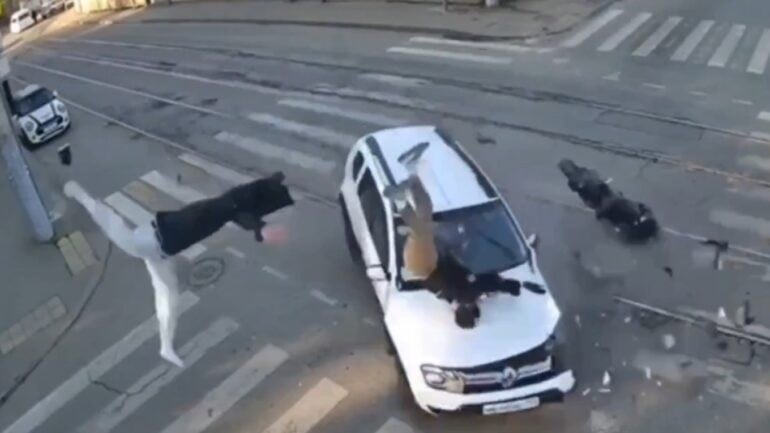 Motocicleta choca con un auto