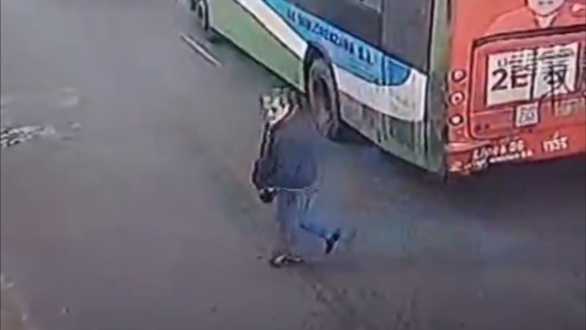 VIDEO ¡Brutal accidente! Auto a toda velocidad atropella a un hombre; conductor escapa