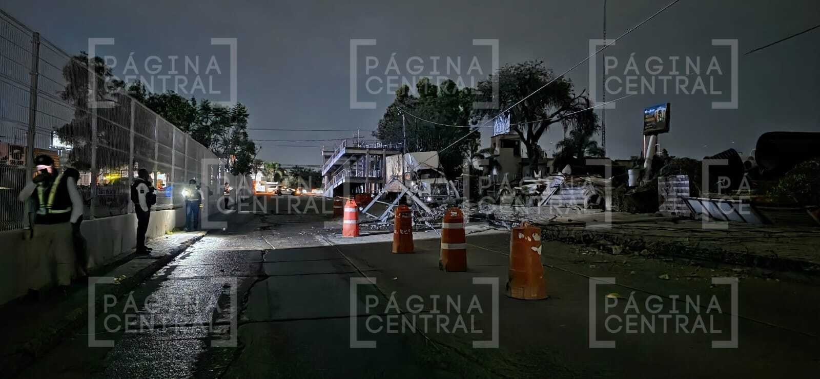 Apagón en Atotonilco: Derrumba barda en bodega, derriba poste y deja sin luz varias colonias