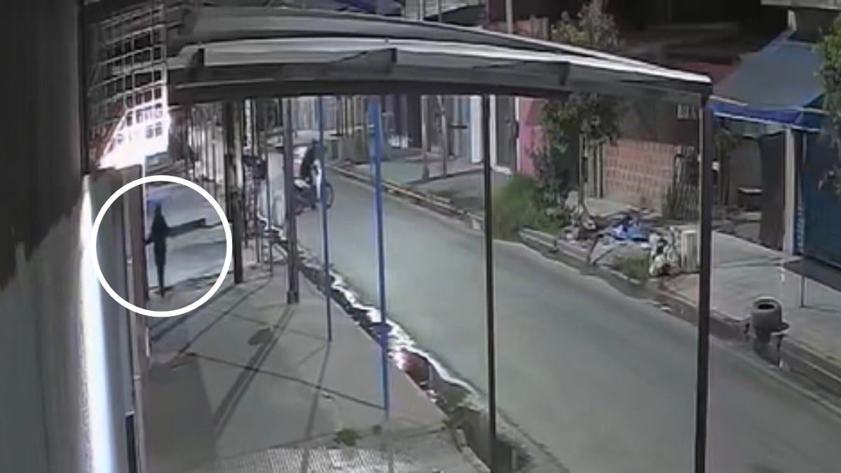 VIDEO 'La mató, la mató': Policía dispara contra pareja de ladrones que intentaron robarlo