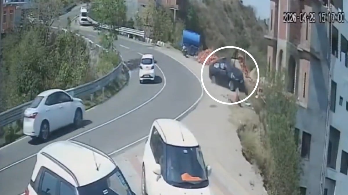 VIDEO ¡Brutal accidente! Auto cae por barranco de 45 metros y se incendia; hay 2 muertos