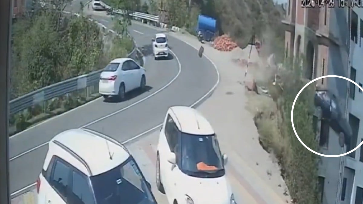 Auto cae a un barranco