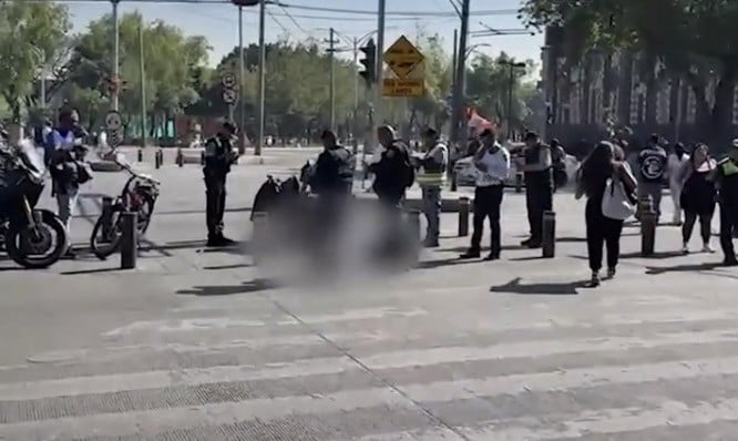 VIDEO ¡A la vista de todos! Apuñalan a indigente en plena avenida