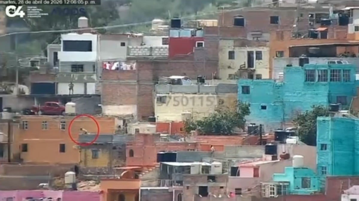 VIDEO Arrestan a presunto ladrón que intentó escapar saltando por azoteas en Guanajuato