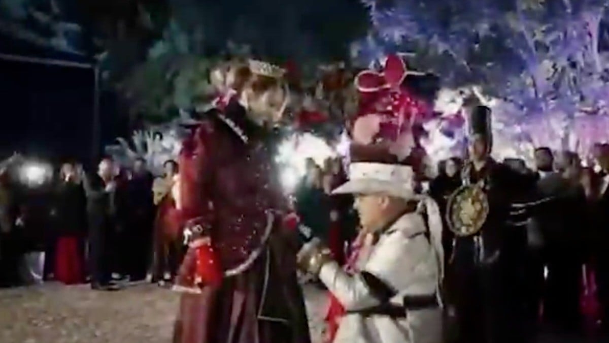 Polémica por espectacular pedida de mano en León estilo Alicia en el País de las Maravillas