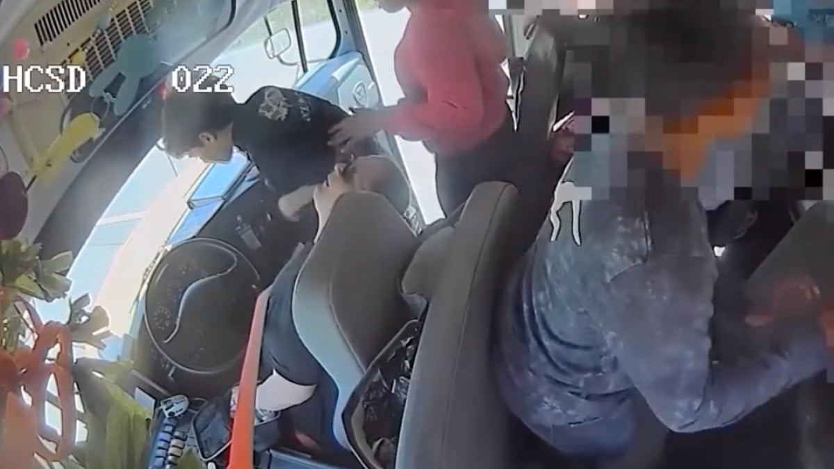 VIDEO ¡Evitaron una tragedia! Estudiantes salvan autobús escolar de chocar