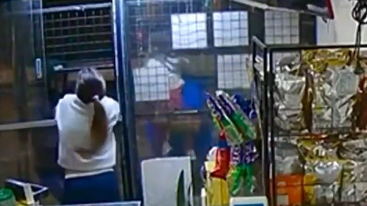 VIDEO '¡Tiene una bebé!': Ladrones roban a un hombre mientras llevaba a su hija en brazos