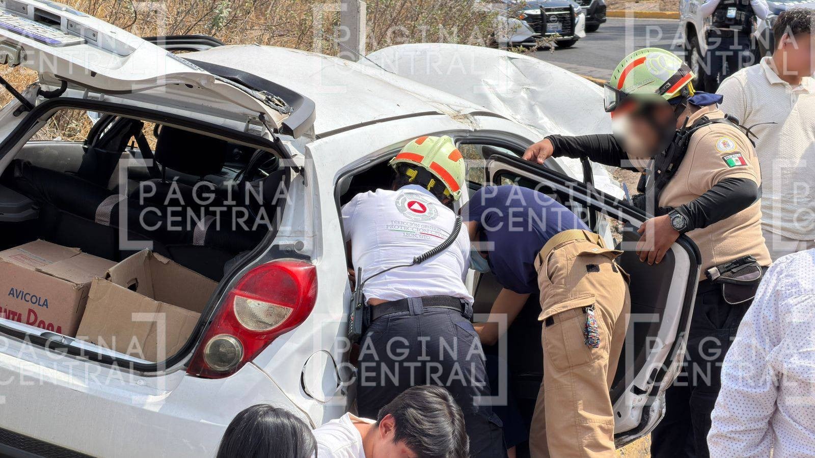 Volcadura en Juan Alonso de Torres: Jóvenes se accidentan tras salir de la prepa