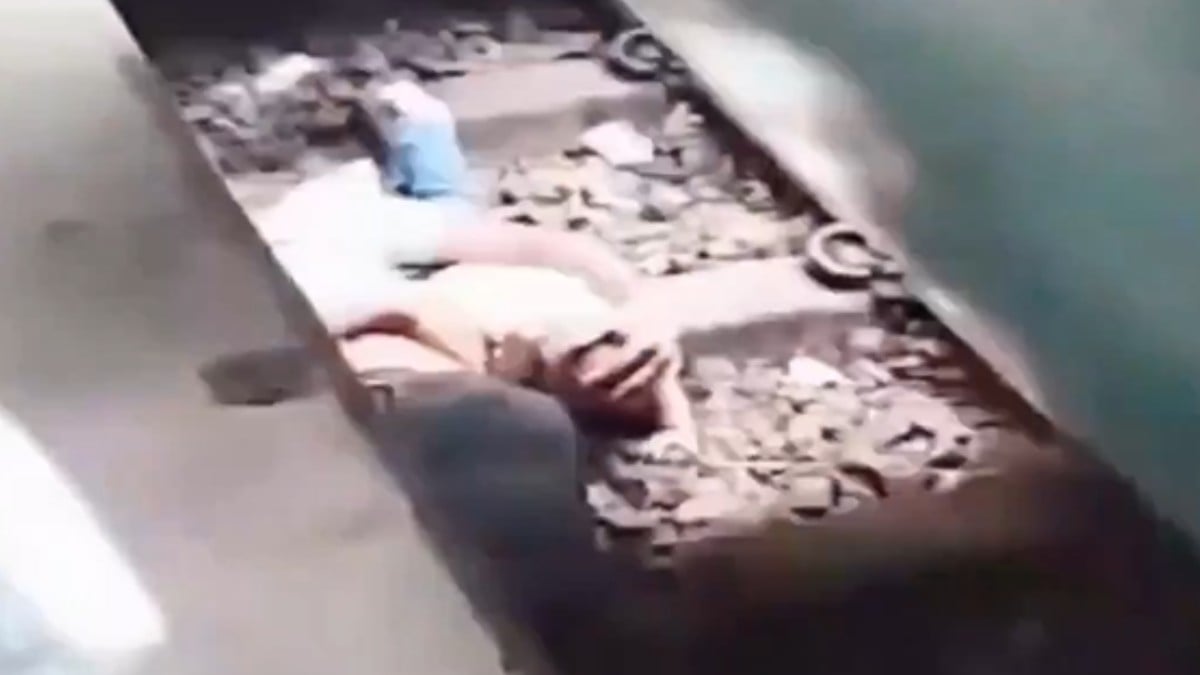 Bebé cae a las vías del tren