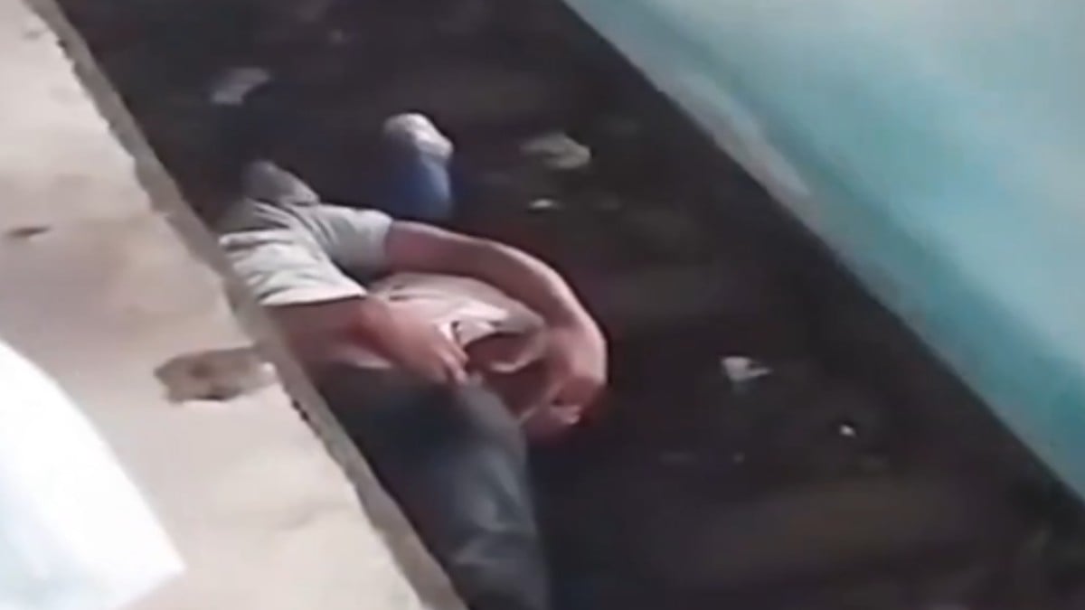 VIDEO ¡Le salvó la vida! Bebé cae a las vías del tren pero su padre salta y lo protege