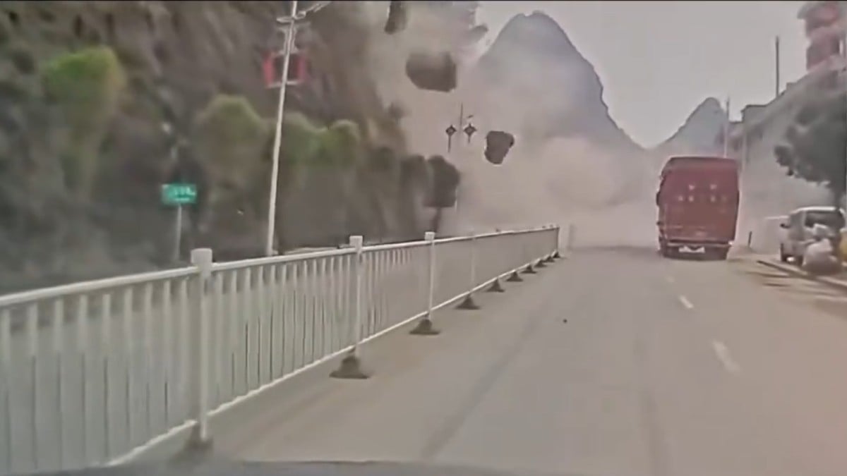 VIDEO ¡Brutal deslave! Rocas gigantes caen sobre la carretera e impactan a los vehículos