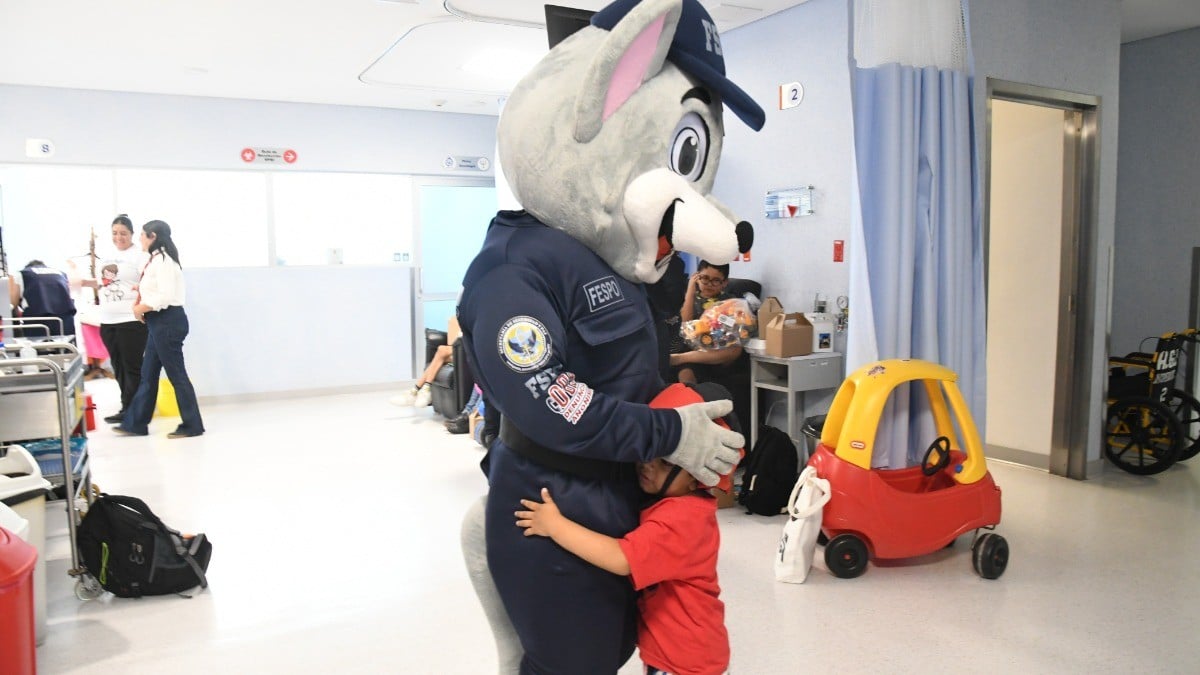 Misión especial: Policías estatales llevan sonrisas a niños del Hospital General de León
