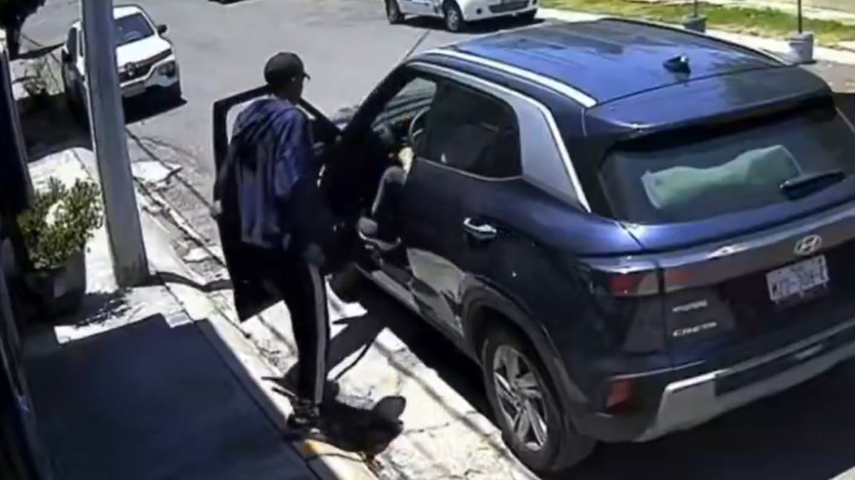 VIDEO Hombre intenta robar una camioneta, pero termina disparándose por error