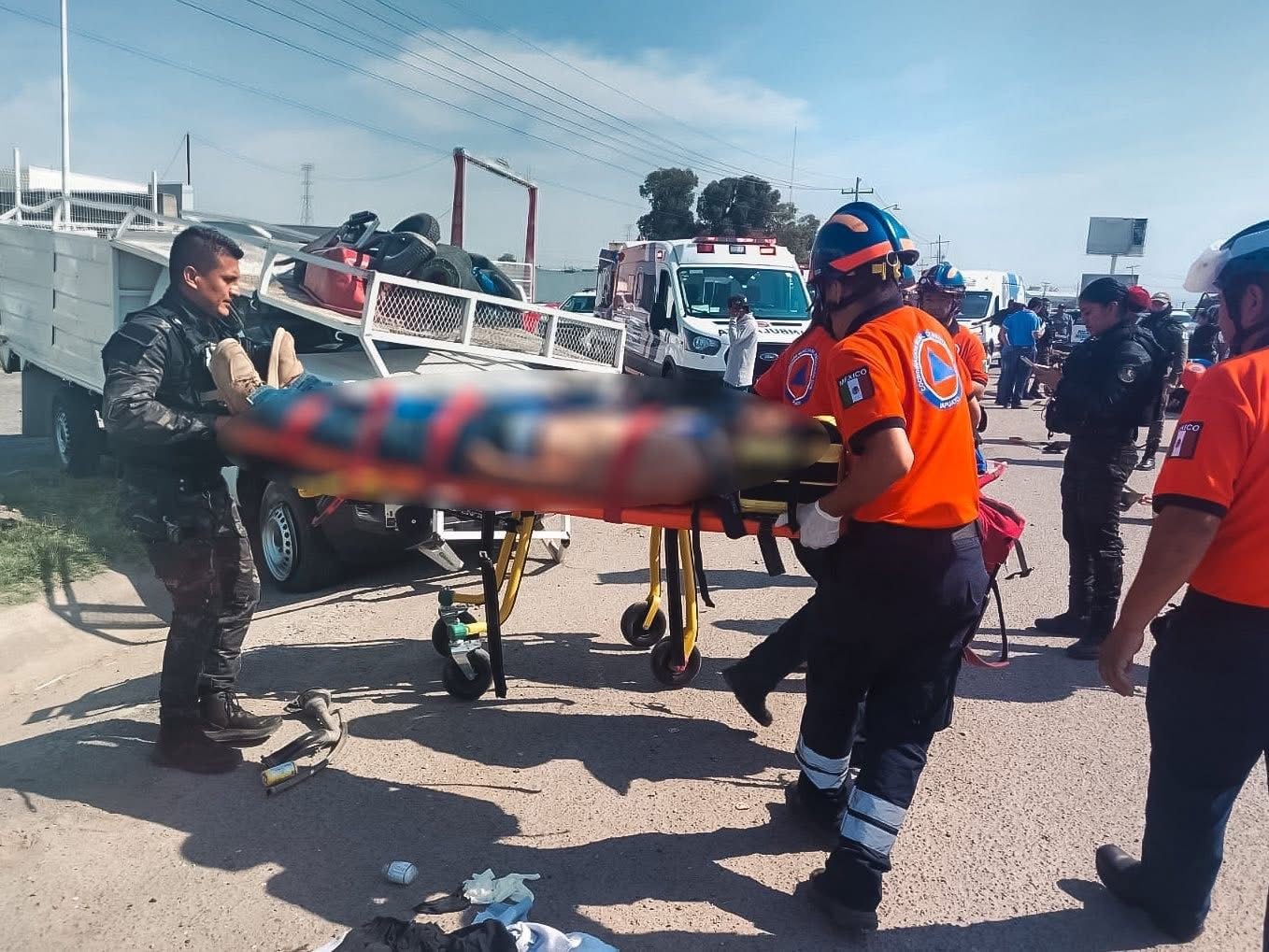 ¡Tragedia! Volcadura de camioneta con trabajadores deja un muerto y heridos en la carretera