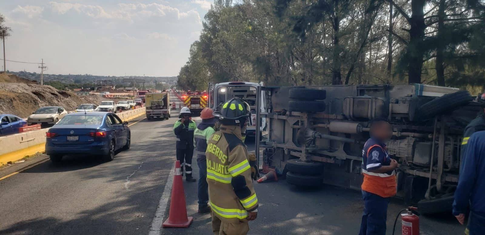Caos vial en Cervera tras la volcadura de camión de carga en la Guanajuato - Silao