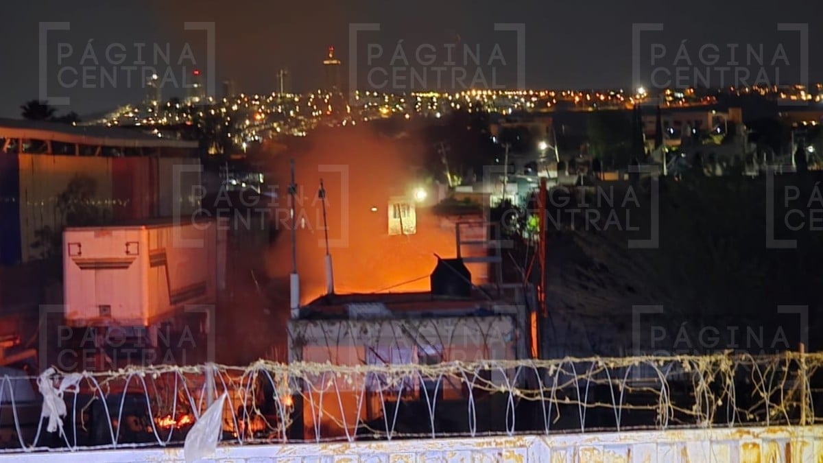 ¡Fuegoooo! Vecinos escuchan tres explosiones y luego ven fuego en una pensión de tráileres