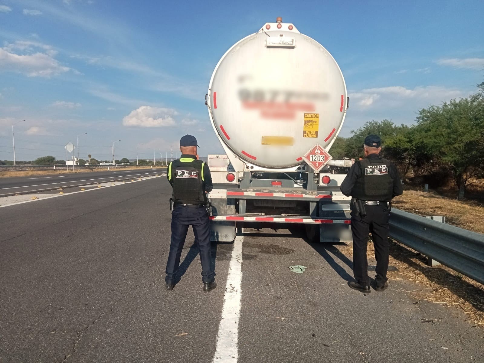 ¡Golpe al huachicol! Hallan pipa abandonada, cargada y con fuga en plena carretera