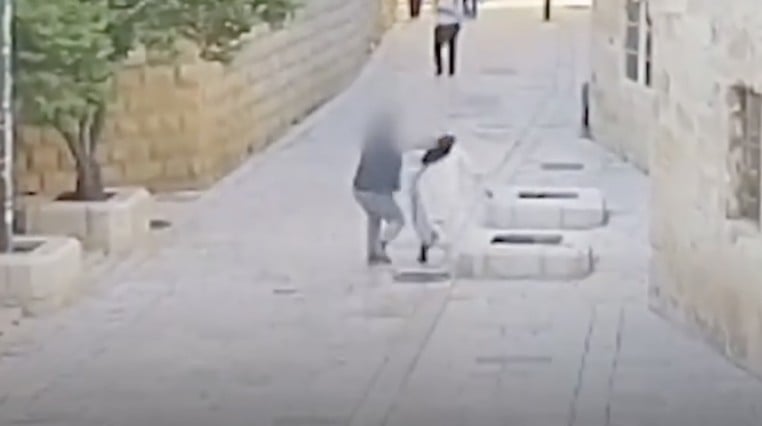 VIDEO ¡Con la madre, no! Esto hizo un sujeto con una monja en plena calle