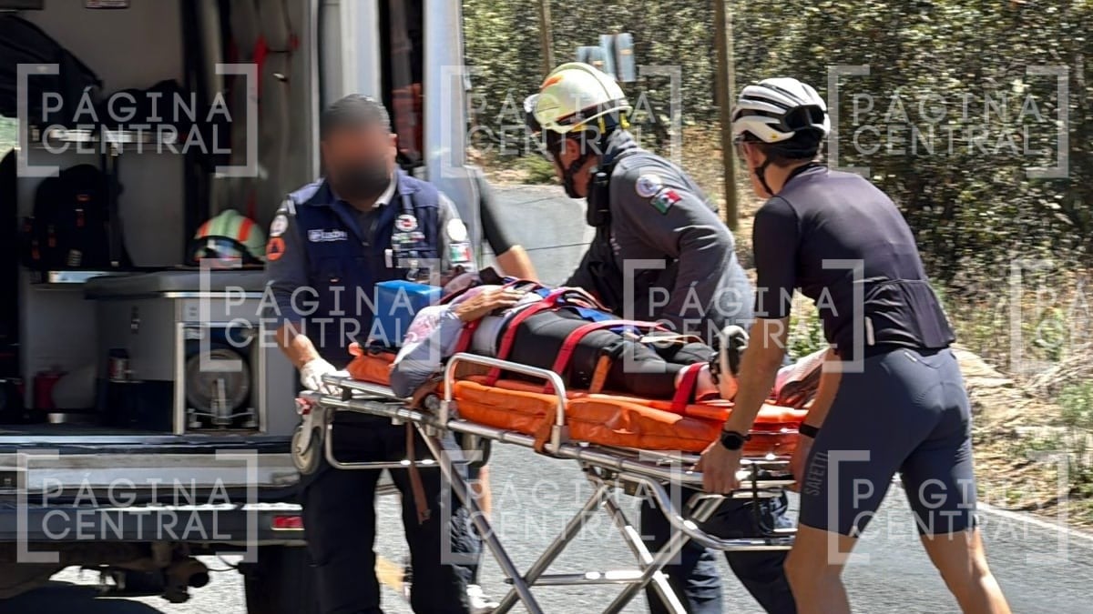 ¡Fuerte golpe! Ciclista lesionado tras accidente en la León-San Felipe