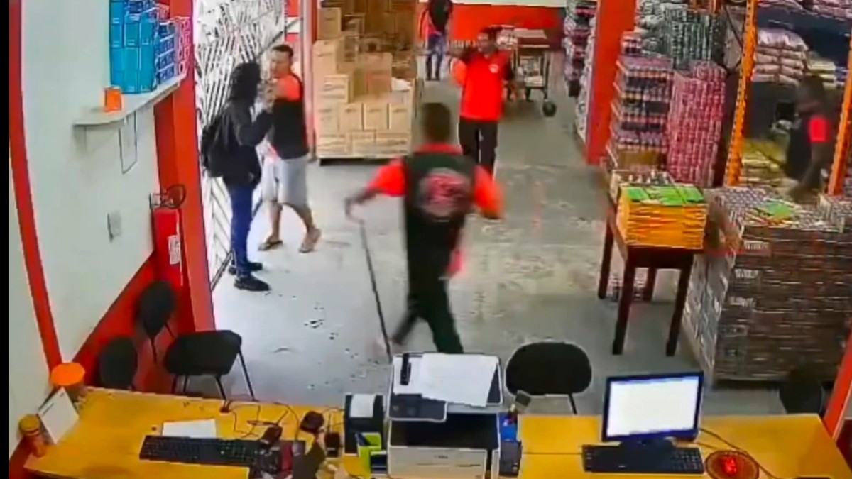 VIDEO Empleados se defienden a machetazos durante un asalto; esto pasó con los ladrones