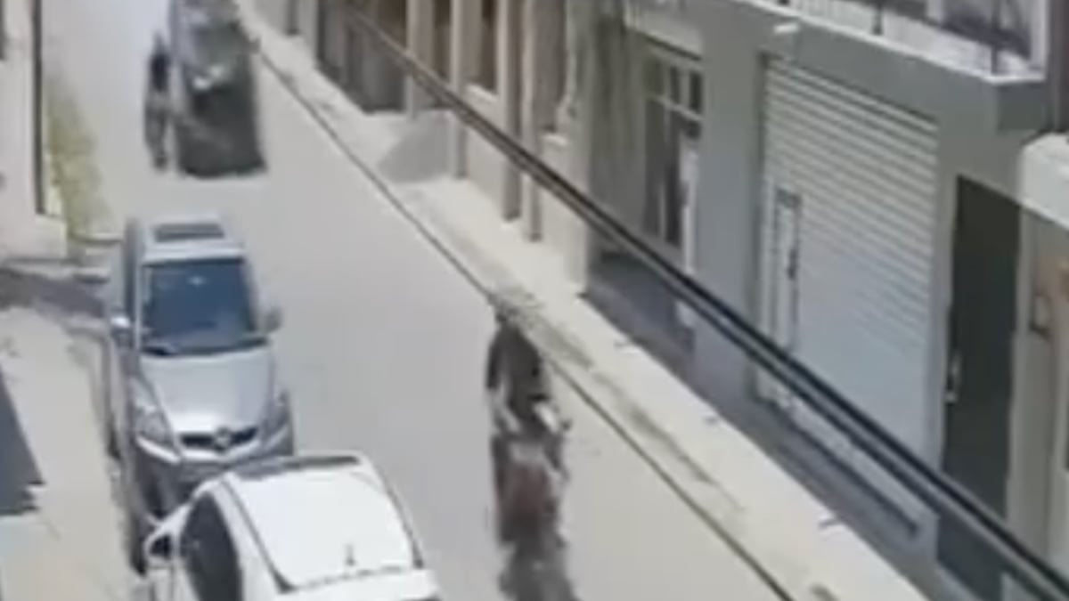 VIDEO ¡Qué golpe! Jóvenes chocan violentamente contra patrulla