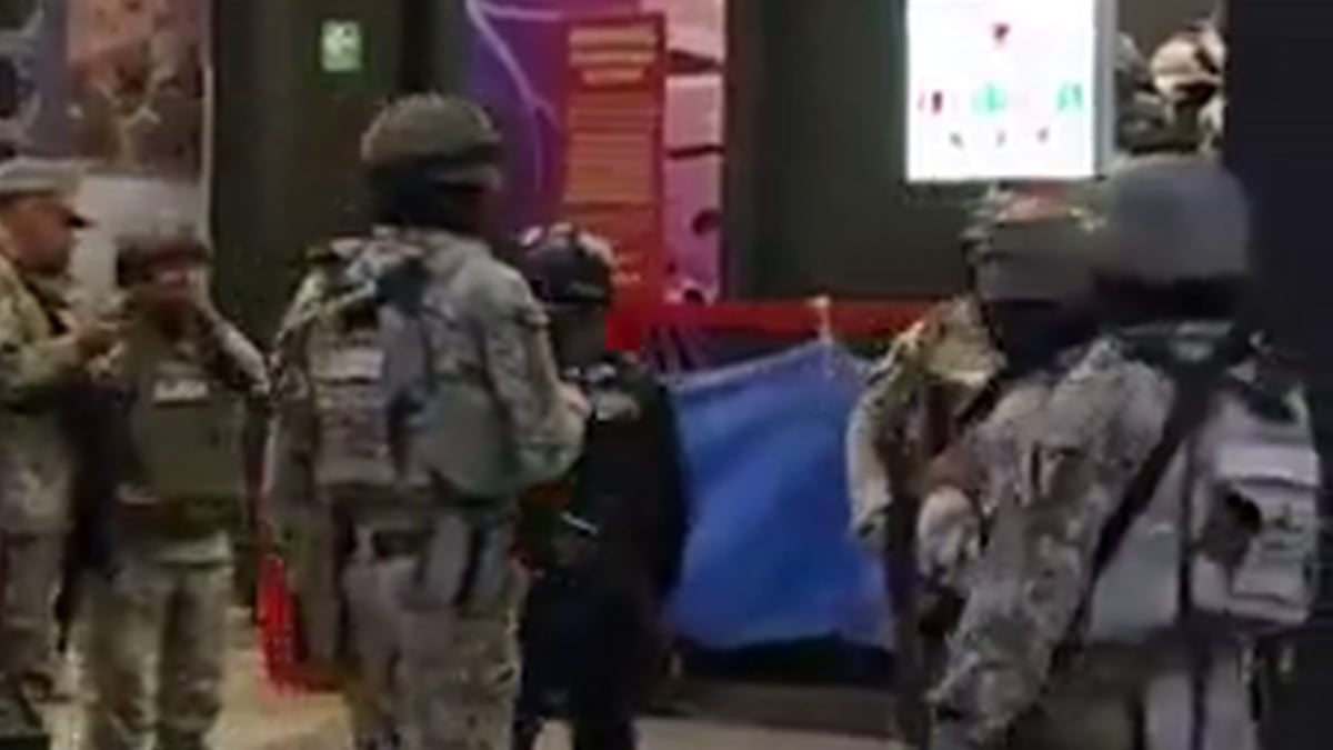 ¿Y el ejército? Asesinan a dos en plaza mientras militares estaban afuera