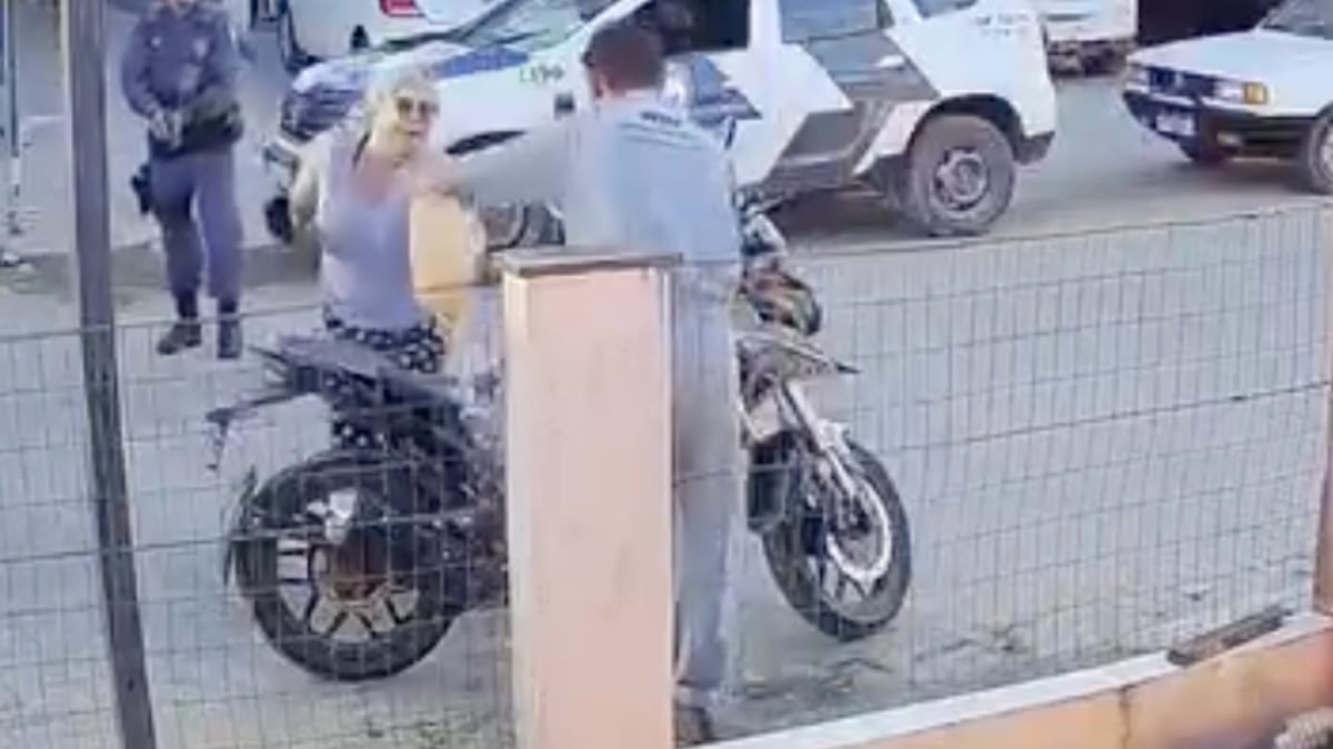 VIDEO Sujeto incendia su moto por operativo policial; llamas alcanzaron a su madre