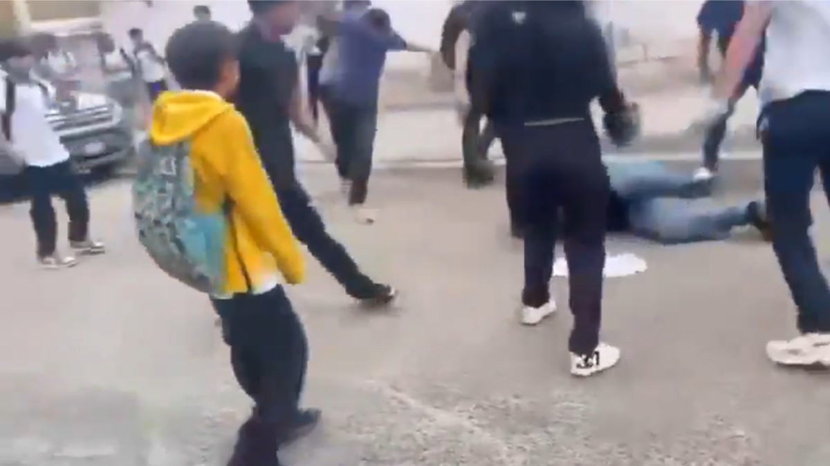 VIDEO Padres intentan terminar riña estudiantil, pero acaban golpeados por los alumnos