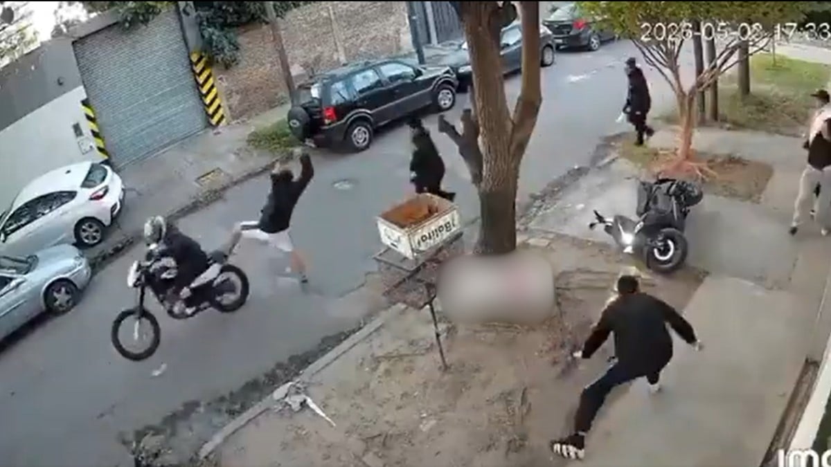VIDEO 'Motorratones' intentan robar en un cumpleaños, pero son rechazados a botellazos