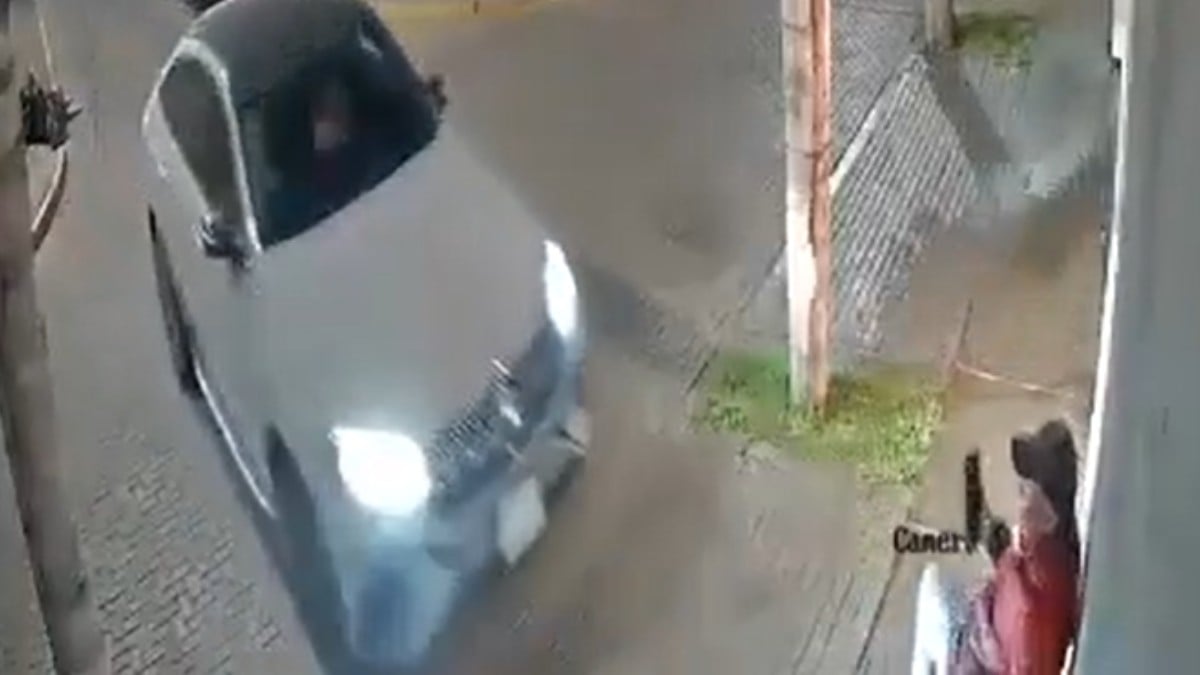 VIDEO ¡Lo aplastó contra la pared! Conductora atropella a vigilante con su auto
