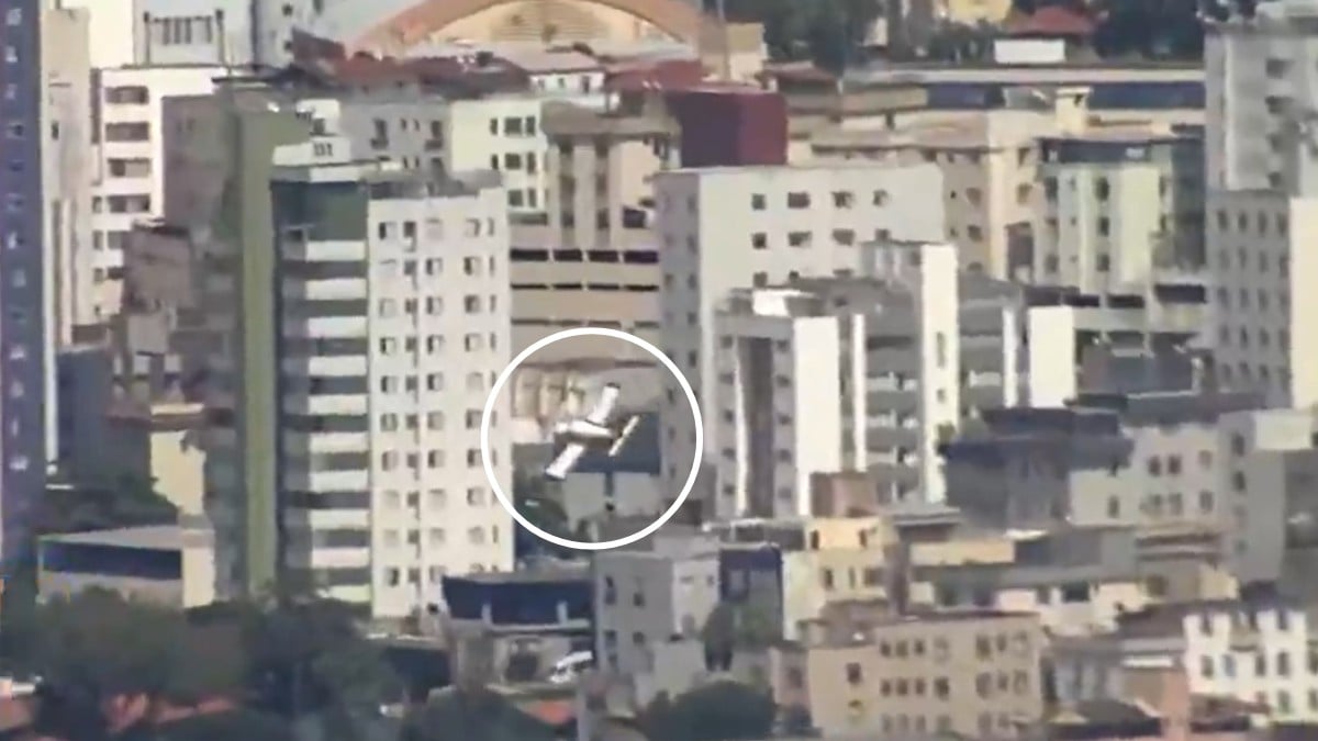 VIDEO ¡Tragedia aérea! Avioneta se estrella contra un edificio; reportan dos muertos