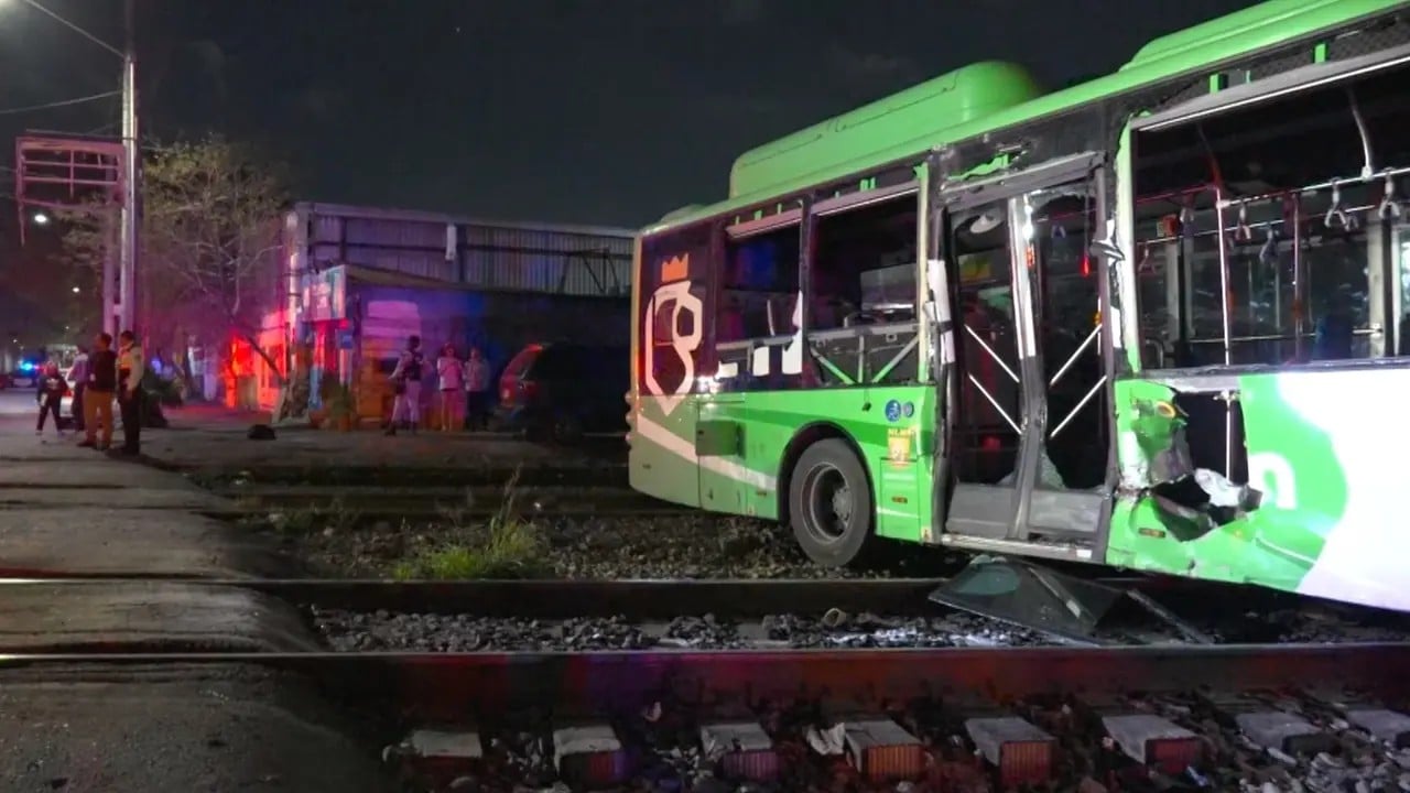 VIDEO ¡No le ganaron! Tren embiste a camión con pasajeros
