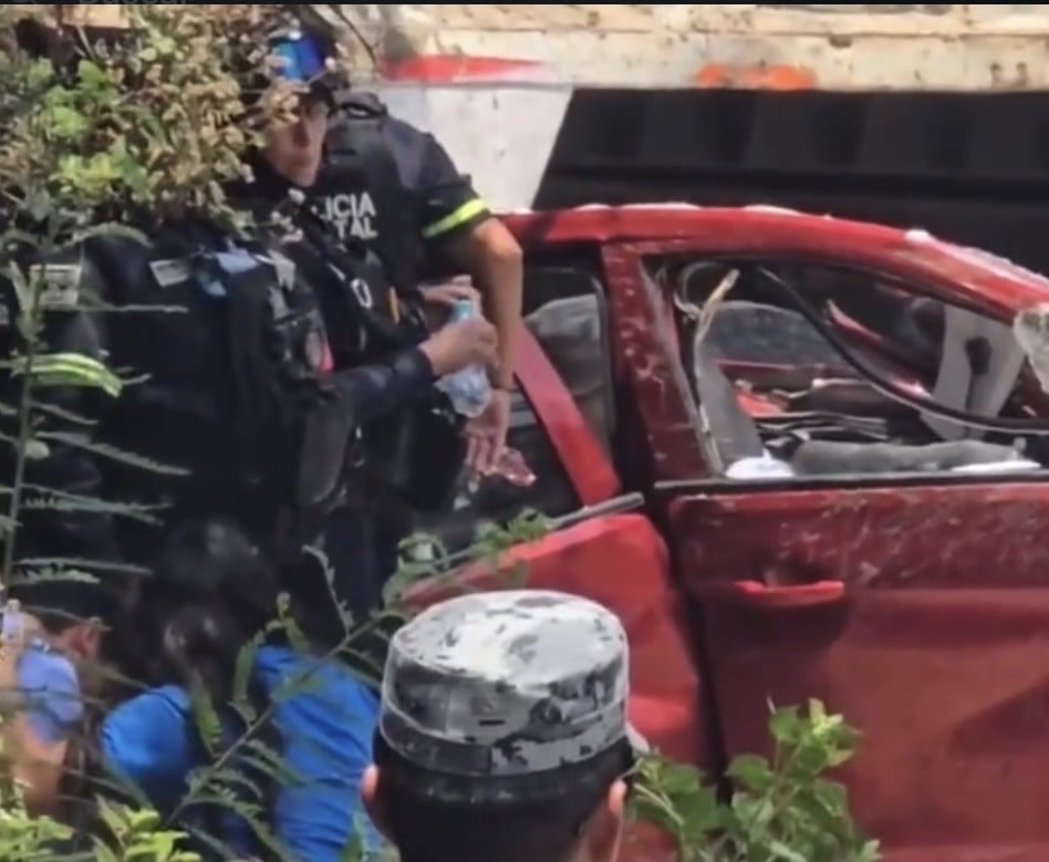 VIDEO ¡Tragedia en el camino! Camión vuelca sobre familia