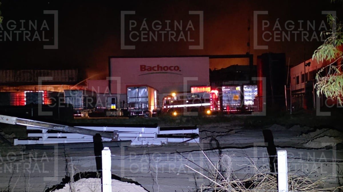 Voraz incendio consume granja de huevos de Bachoco en Lagos de Moreno