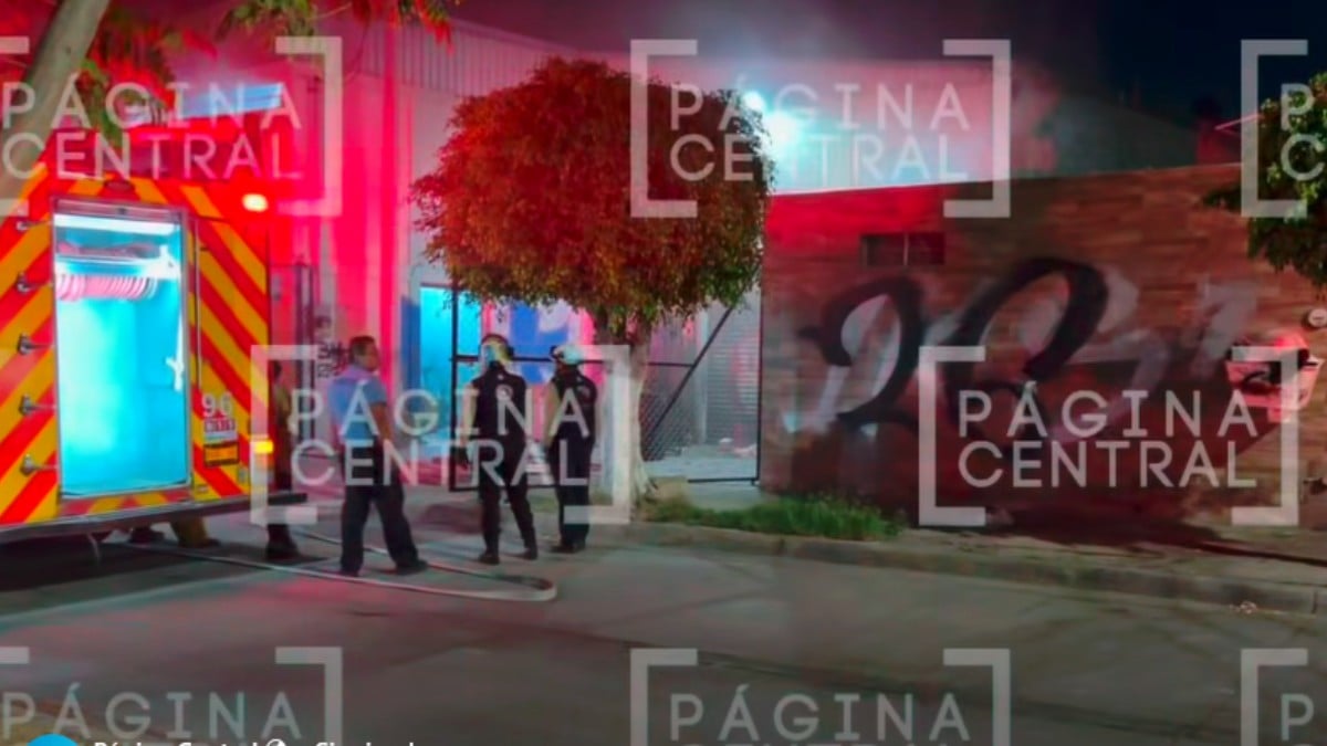 ¡Fuertes llamas consumen una fábrica de suelas en Las Trojes! Así ocurrió el incendio