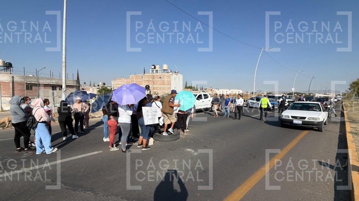 Vecinos de Héroes de León bloquean el Eje Metropolitano; afirman que llevan meses sin agua