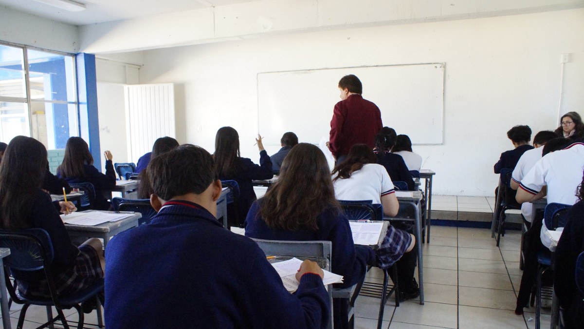 Prohibición de celulares en las aulas podría aplicarse a partir del próximo ciclo escolar