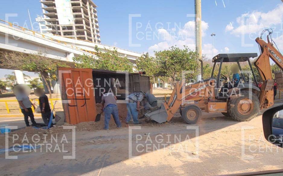 Volcadura de tolva genera intenso caos vial en el cruce de Morelos y Torres Landa