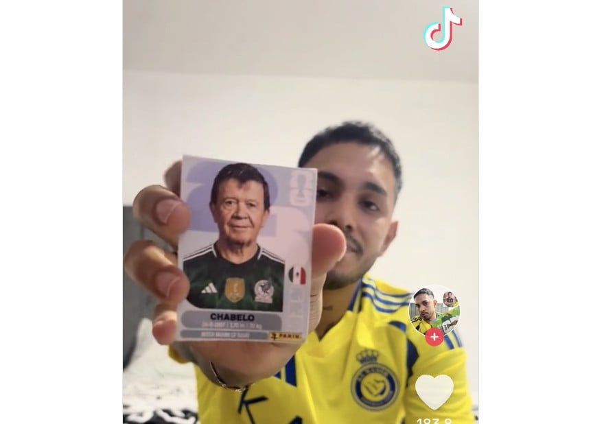 VIDEO ¡Llévelo, bara, bara! Compra álbum del Mundial y le salen Liondrel Pepsi y Chabelo