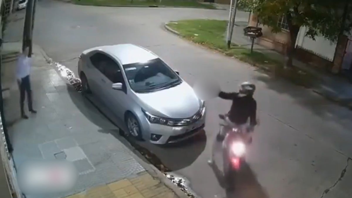 VIDEO Policías sorprenden a asaltante en medio de un robo e inician persecución y balacera