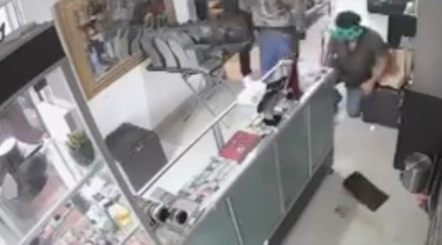 ¡No se dejó! Lo asaltan con violencia y los persigue