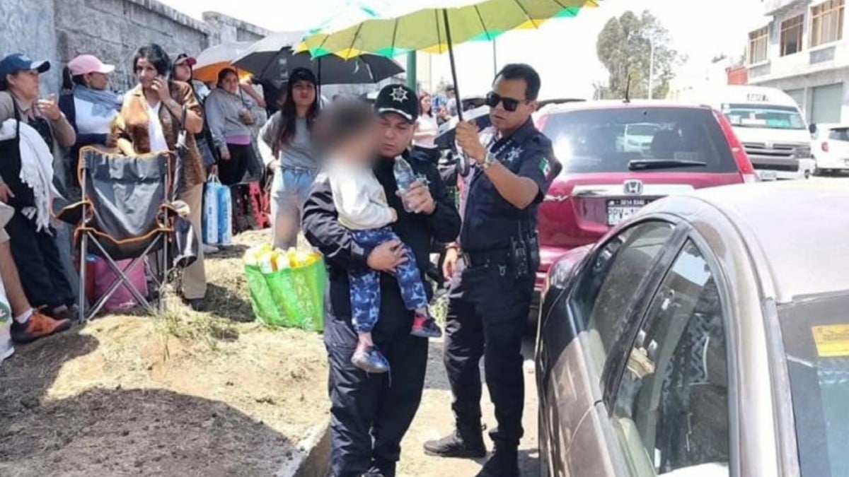 ¡Todo por El Buki! Mamá deja a su hijo de 3 años encerrado en auto para ir por boletos en Morelia